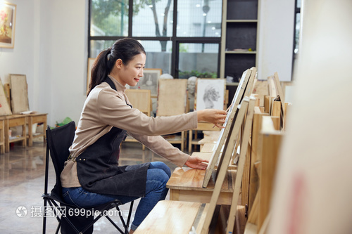 在画室画素描的女学生